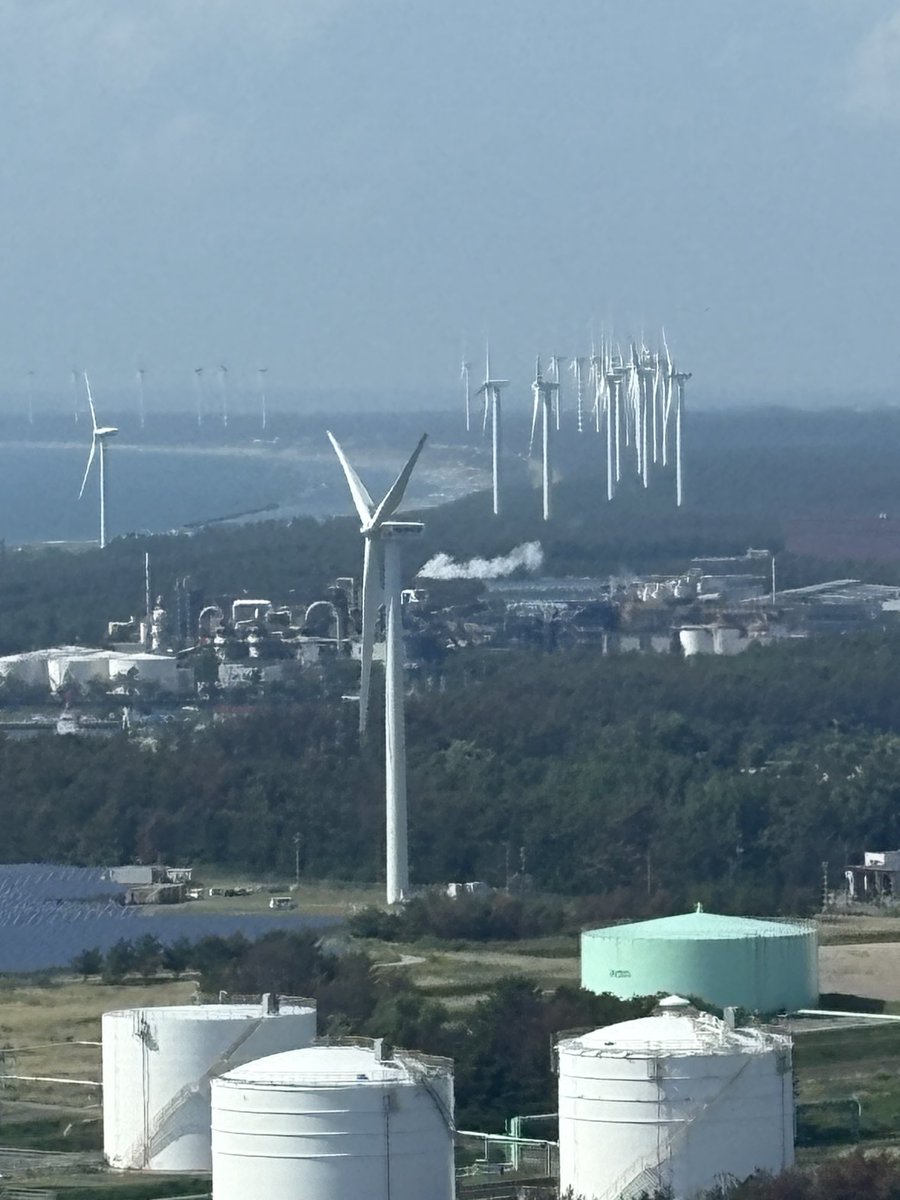 秋田県では、当たり前の光景です。この異常さがわからないほど、秋田県民の感覚は麻痺してしまったのか？この様な光景は秋田県だけと言ってもいいっ過ぎではないと言えます。
#拡散RPお願い致します
#秋田県 
#再エネ利権
#風力発電所