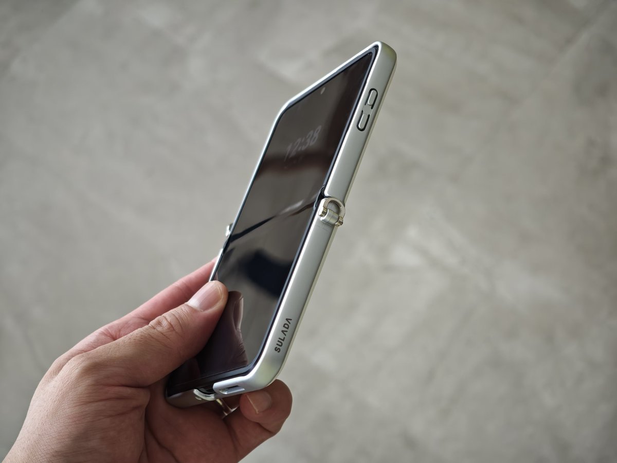 Paraph14's tweet photo. HUAWEI Pura X用のかわいいケース買った。
やっぱこの画面比率最高なんだよなー。
Z Flip7も使ってるけど、圧倒的にPura Xの方が良い。 https://t.co/wMcmzR5nS2