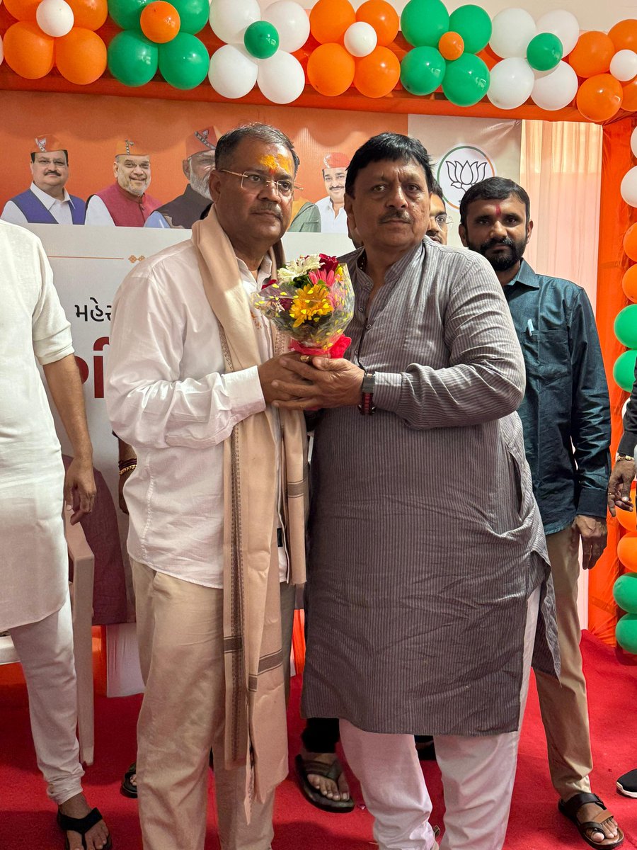 vinodbhaipraj10's tweet image. મહેસાણા જીલ્લા ભારતીય જનતા પાર્ટીના અધ્યક્ષ 
શ્રી ગીરીશભાઈ રાજગોરને જન્મદિવસની ખૂબ ખૂબ શુભકામનાઓ.