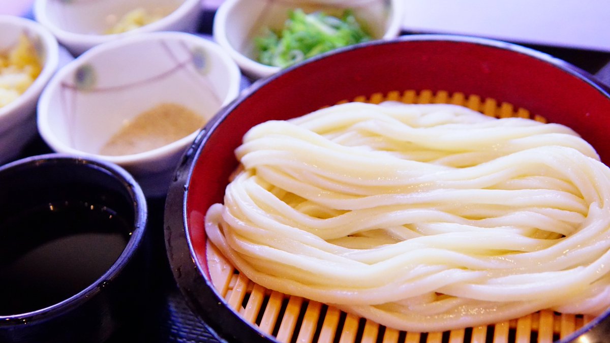 今日のランチには、冷たい #ざるうどん はいかがですか？
コシが強く、つるりとお召し上がりいただけます♪
まだまだ続く猛暑を冷たいうどんで乗り切りましょう🎐
皆さんはざるうどんにどんな薬味をあわせたいですか？コメントで教えてください🥢 #丸亀製麺