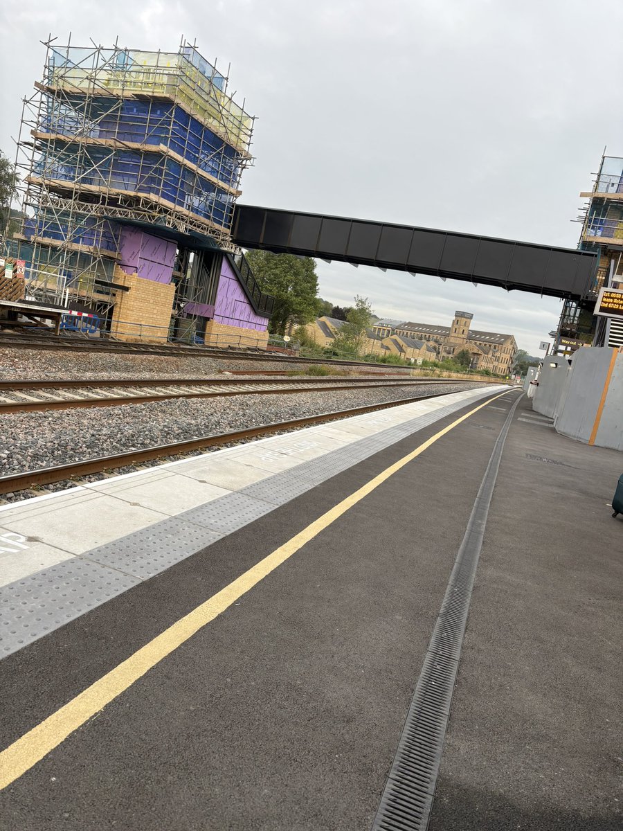 Always a bonus when you can catch a train to and from work on a weekend 😊

Nice to see the <a href="/theTRUpgrade/">The Transpennine Route Upgrade</a> coming together at MIR also! 

Today sees this <a href="/northernassist/">NORTHERN 🚆</a> guard work between LDS &amp; MCV ☀️ 🏳️‍🌈 🎉 

Have a good one folks 🙌🏻