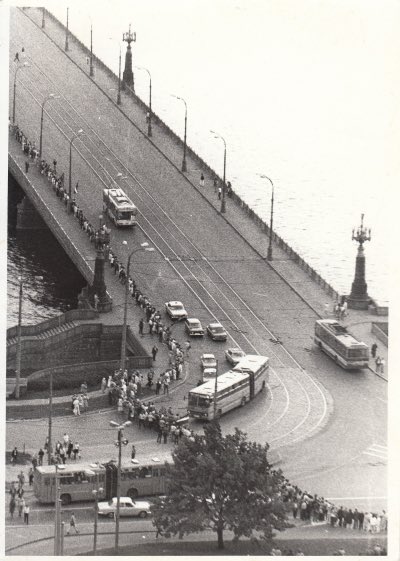 Šodien aprit Baltijas ceļa 36. gadadiena. 1989. gada 23. augustā aptuveni 2 miljoni Baltijas valstu iedzīvotāju uz autoceļa Tallina–Rīga–Viļņa 660–670 kilometru garā maršrutā sadevās rokās, veidodami dzīvu, nepārtrauktu ķēdi. #BaltijasCeļš 🇱🇻🇪🇪🇱🇹