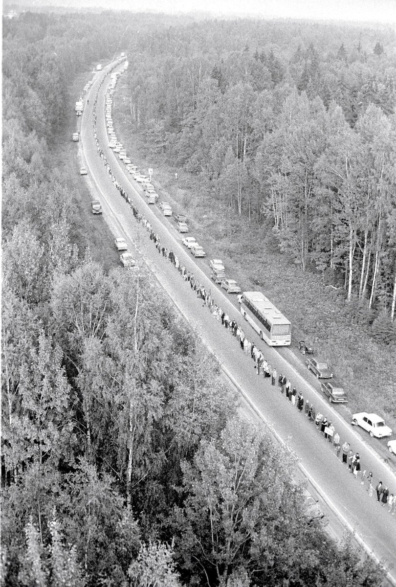 Baltijas ceļš kļuva par Baltijas valstu pilsoniskās sabiedrības izšķirošo pieteikumu nevardarbīgi atgūt savu neatkarību un atgriezties Eiropā. #BaltijasCeļš 🇱🇻🇪🇪🇱🇹