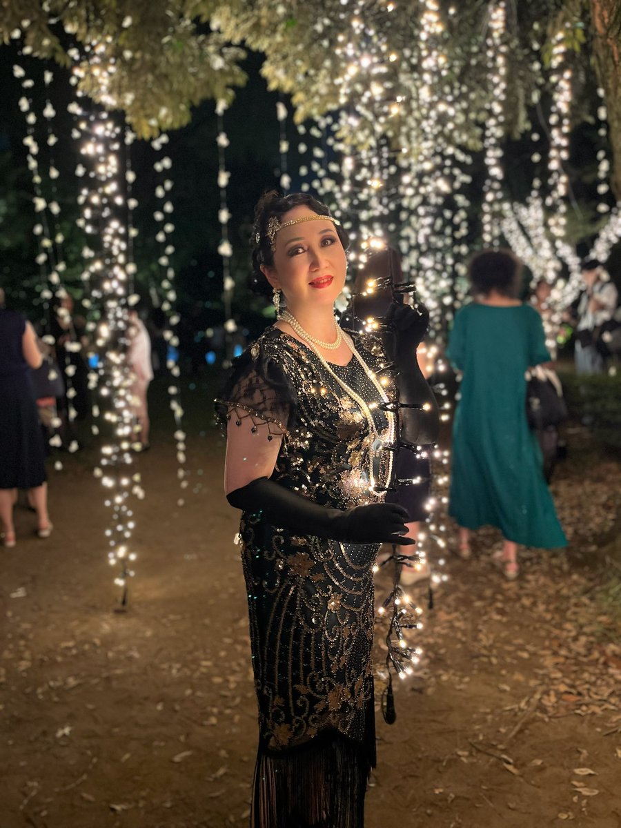 庭園美術館の「時を紡ぐ館」とアールデコ夜会に行って来ました。想像以上の人でビックリ‼️
ドレスコードがモガモボだったので、フラッパードレス✨で。おしゃれな装いの方がたくさんいらして眼福😍
せっかくなのでお友達にもドレスお貸しして。本当に多くの方に声をかけて頂きとても楽しかった😊