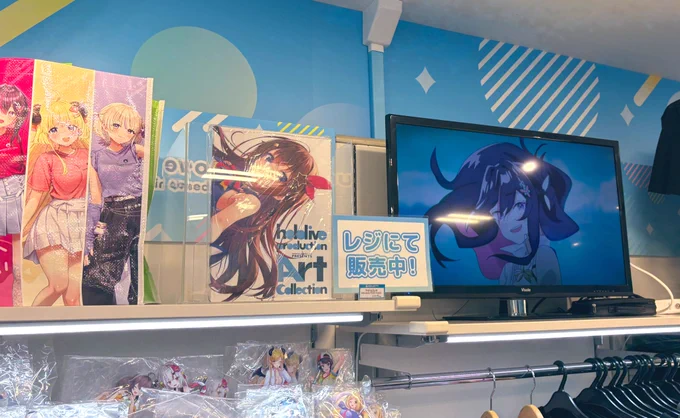 朝イチ!ホロ公式ショップ梅田店をGUESS ダジャレのお姉さん…!? 店内で未来カンパネラのMVも流れてたー!