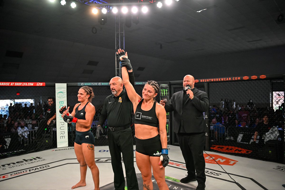 LFAfighting's tweet photo. Nejra Repp Wins!
Nejra Repp defeated Lรญdia Helena via KO in Round 2 at 0:55.
๐บ๐ธ
#LFAThrowdown
#LFA215 https://t.co/aGFidNfK6P