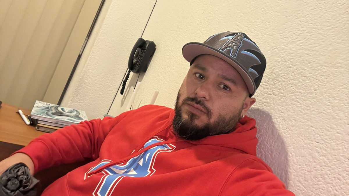 Así los que apoyamos a <a href="/Titans/">Tennessee Titans</a> desde que eran #Oilers <a href="/trejogaray/">Javier Trejo Garay</a> <a href="/MrPruneda/">Ramiro Pruneda</a> <a href="/ESPNDeportes/">ESPN Deportes</a> <a href="/ESPNmx/">ESPN.com.mx</a> #NFLPreseason #NFLporESPN #TitanUp saludos a <a href="/Ruben_A_Gaspar/">Rubén</a> <a href="/TitansFamilyMex/">Titans Family Mexico 🇲🇽🏈⚔</a>