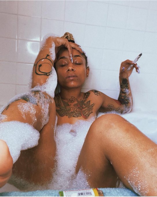 Watch Ish's leaked NSFW photo on TwXstars