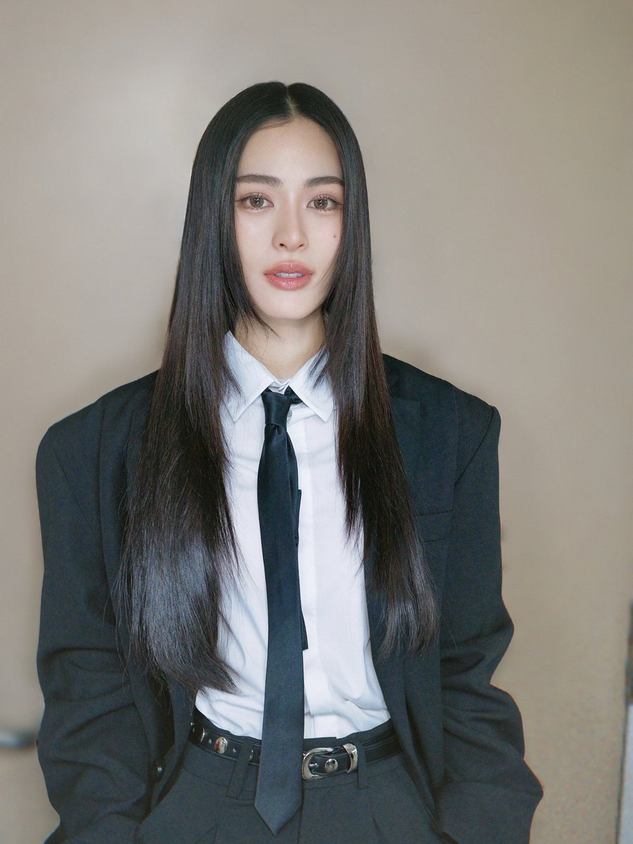 อย่าจับพี่หลิงใส่สูทบ่อยได้มั้ย กูจะวูบ!!! 😭😭😭