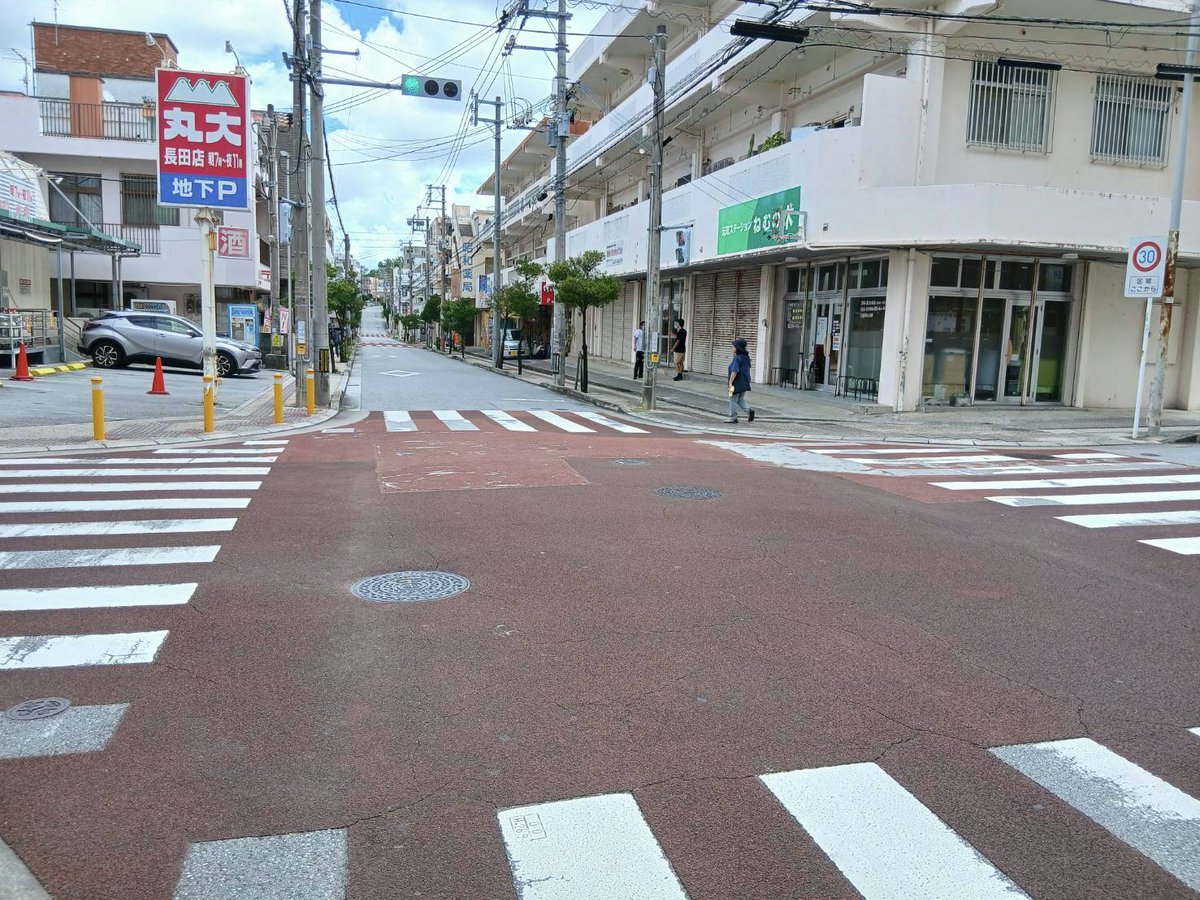 【夏の甲子園・決勝ドキュメント】
23日午前10時半、沖縄尚学高校付近の通り、車は走っていません。店舗の従業員「電話も鳴らないしし、かけない。テレビに夢中」

#沖縄尚学　#日大三　#甲子園
ryukyushimpo.jp/news/entry-455…