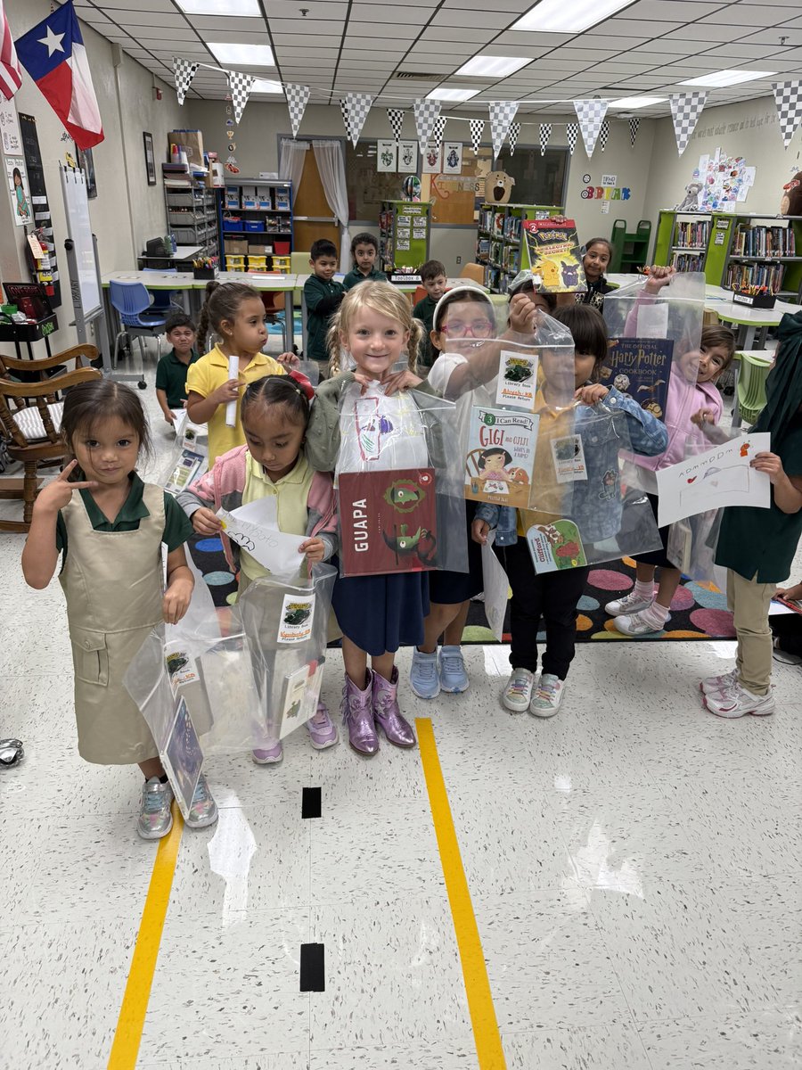 These little Razorbacks were super excited to get their take home library book bags. <a href="/ElementaryHogg/">Hogg New Tech</a> <a href="/DISD_Libraries/">Dallas ISD Libraries</a>