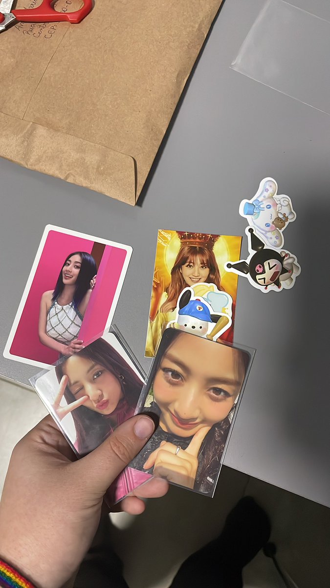 byulsworld's tweet photo. Feedback super positivo para @gigirispa 

Não sei se to apaixonada mais pelos cards ou pelo brinde… juro, trocamos photocards e foi bem de boa todo o processo, veio bem embalado e chegou rapidinho!!!! https://t.co/KyjUJfQv9l