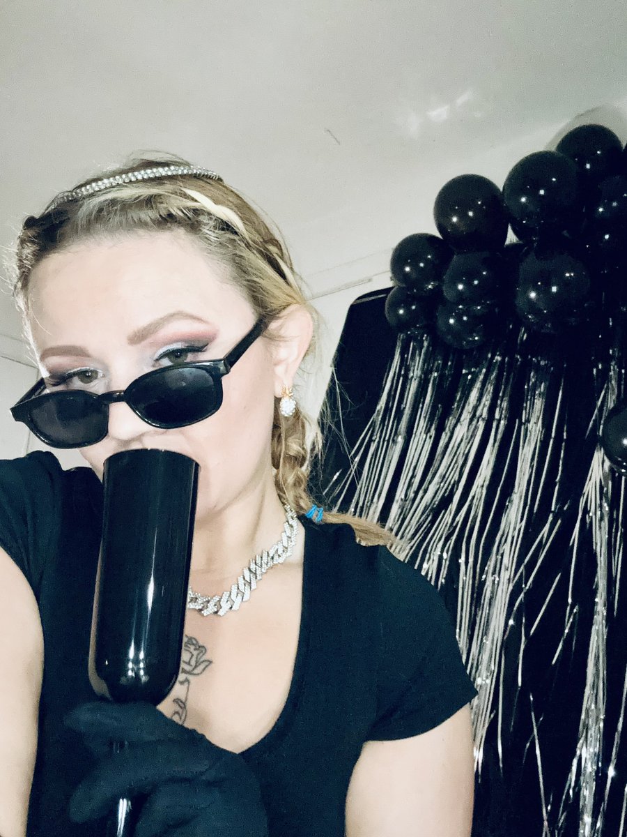CaroleneStarr's tweet photo. My cups always full #findom #SendTips #yourmycashpig #squirmforme #GoddessMode 😈 https://t.co/6wQqyYvzNU