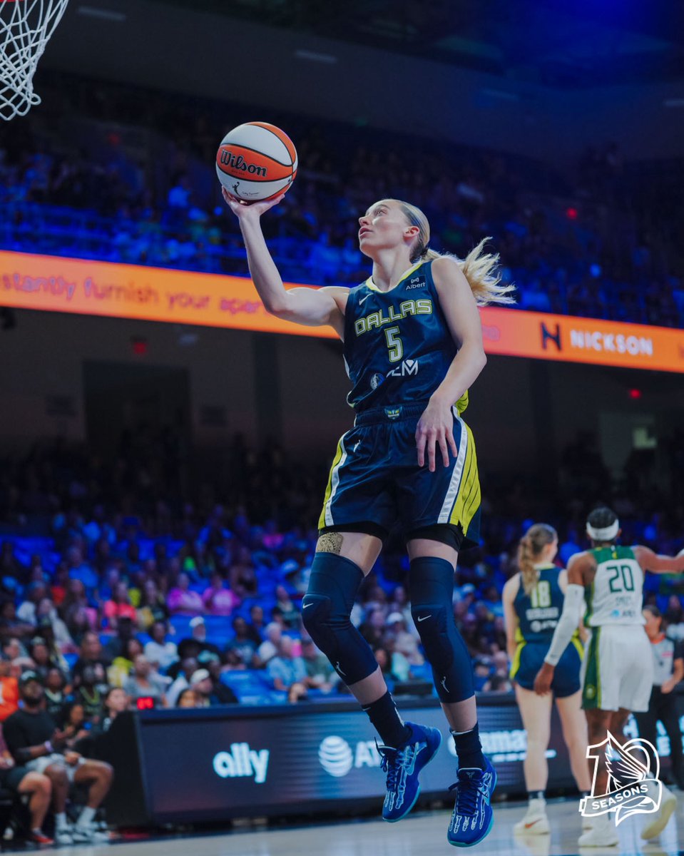 Paige Bueckers has officially scored in double figures for the 30th consecutive game and has passed Diana Taurasi for No. 10 on the all-time rookie points list with 581 points ⭐️

𝙬𝙝𝙮 𝙨𝙡𝙤𝙬 𝙙𝙤𝙬𝙣?