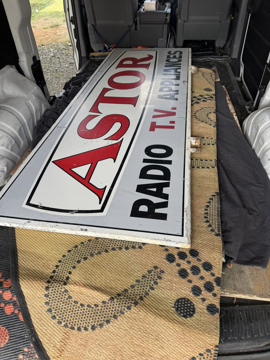 DustyPee's tweet image. Signs are #loaded