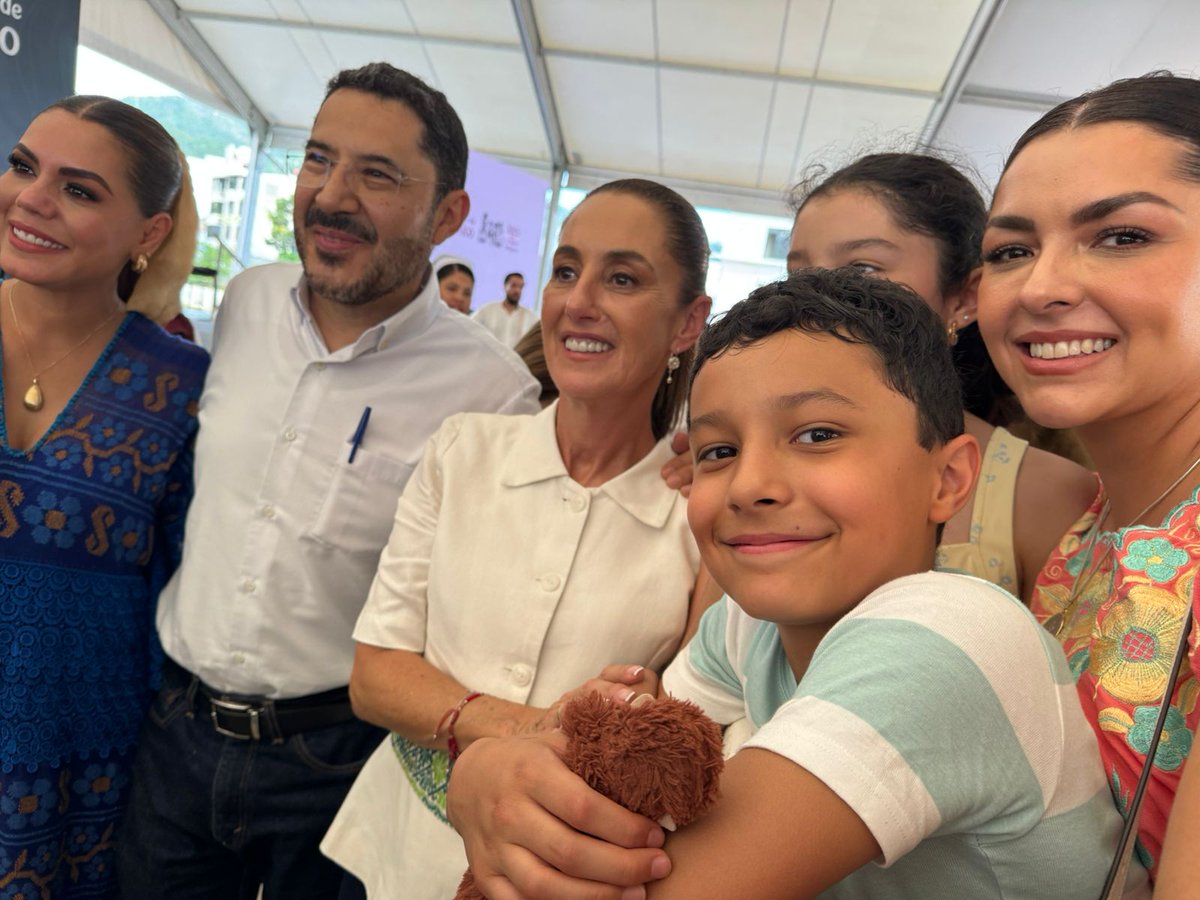 Con mucha alegría saludamos a la Presidenta <a href="/Claudiashein/">Claudia Sheinbaum Pardo</a> quien está consolidando el segundo piso de la #4transformación de #México.  Hoy  inauguró el Hospital Regional de Alta Especialidad del <a href="/ISSSTE_mx/">ISSSTE</a> en Acapulco, desmitificando la idea de que solo lo privado merece calidad,