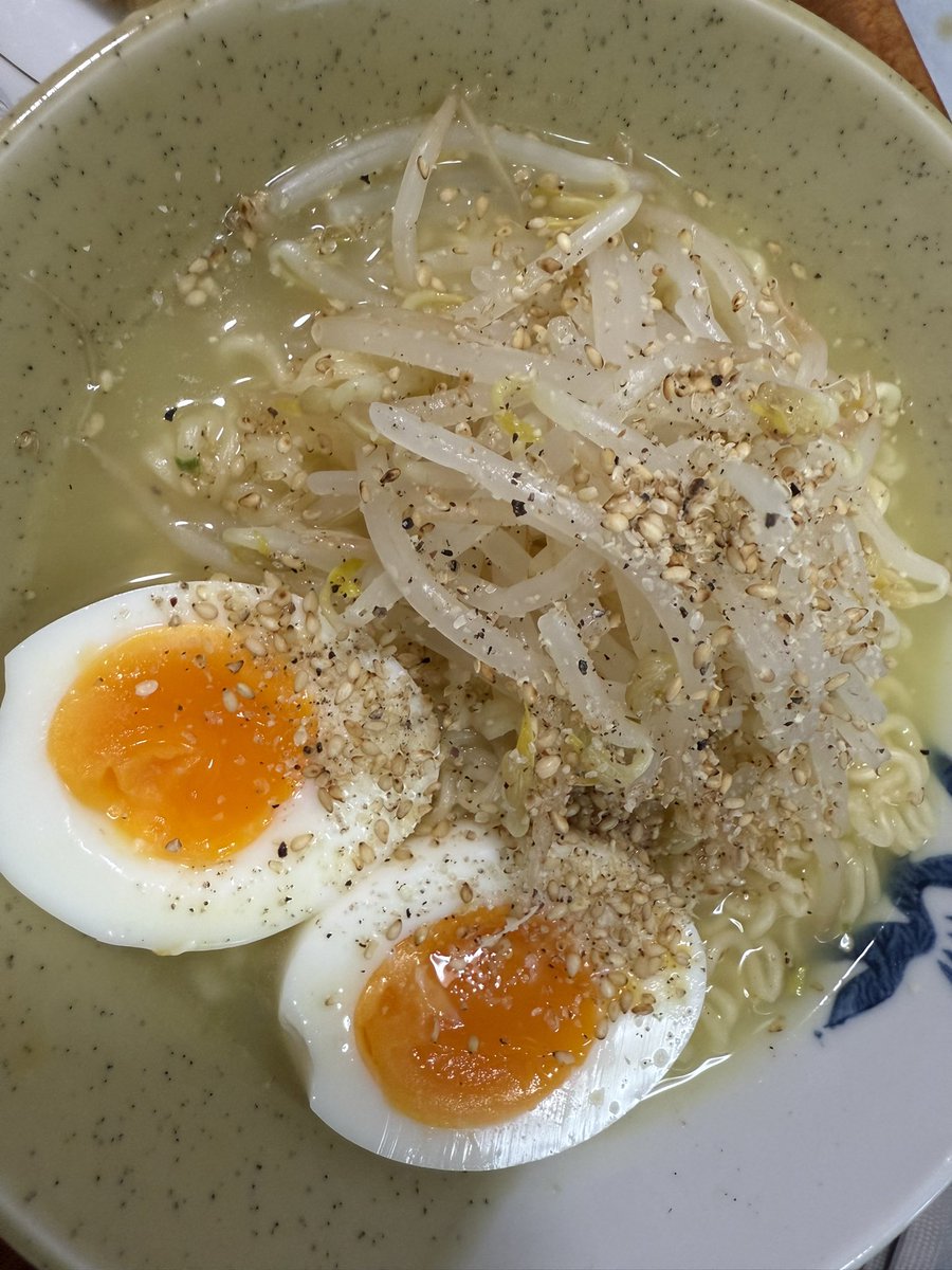 meloloen's tweet photo. 昨日は朝から血を吸われたので、お昼はがっつり、しのぶさんの塩ラーメンと焼き飯🐷
そして、おいしいアイス。
ごちそうさまでした！また、豚るな😱🐷

#リハビリ
#運動
#頚椎損傷
#オヤツ
#メロロン
#珍獣メロロ
#🦕🦖
#🦖🦕
#スイーツ
#塩ラーメン
#焼き飯 
#セブンイレブン
#完熟マンゴー https://t.co/5EOjr2nBy1