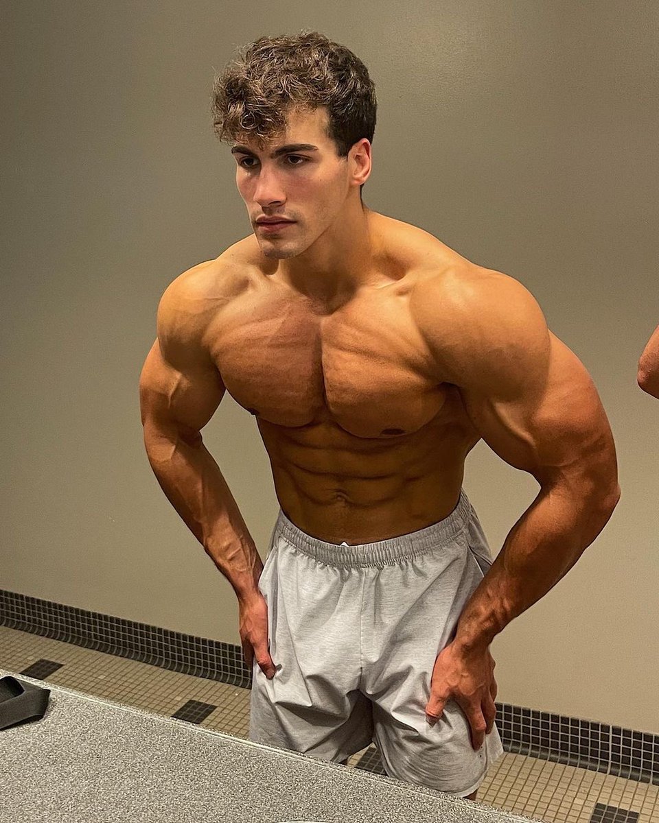 FITNESSKlNG's tweet photo. 💪🏼 — the body your boyfriend wishes he had. https://t.co/9y7PMalIWE