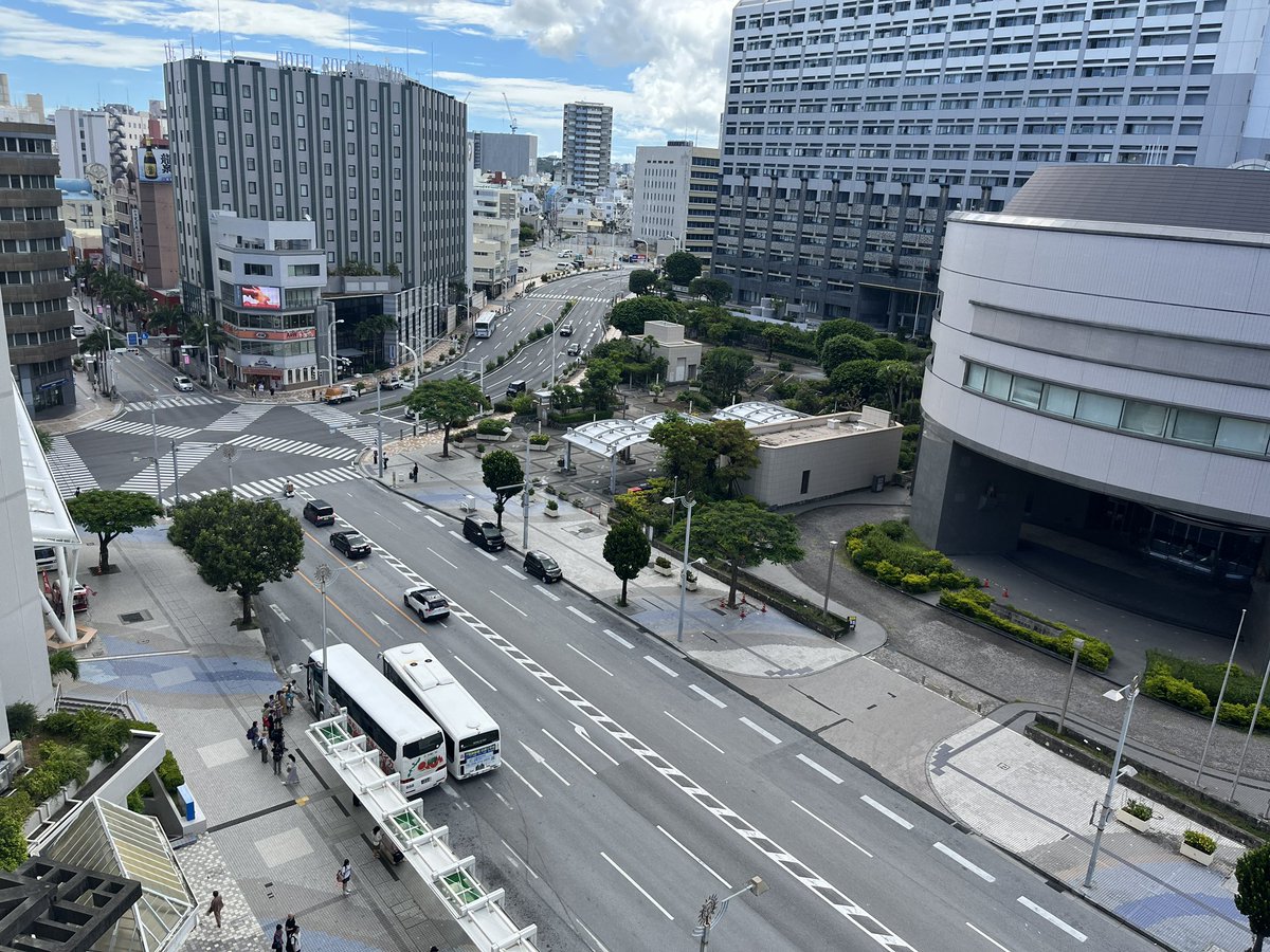まさかの国際通りも車・人通りが少ない？
観光されている方がちらほら見られます。
沖尚ちばりよー！

#沖縄尚学 #甲子園決勝 #パレットくもじ