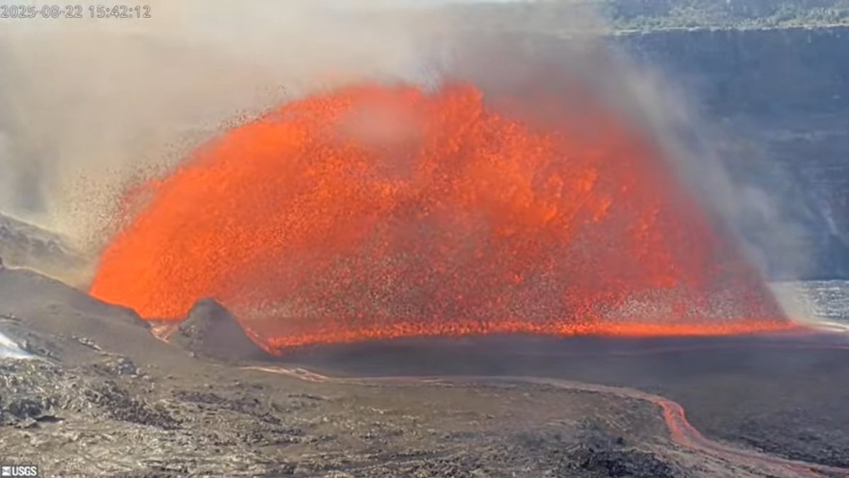 AlohaEvery1's tweet photo. 🌋#AlohaFridayEruption: Apparently, Things Have Gone🤪 'Sideways'🤪 On This Aloha Friday #AlohaFriday Here, In #Hawaii'nei...

🌋#Kilauea #Eruption #Episode31 #Halemaumau #LavaFlow #Fountaining

Who Woulda '#Thunk' It???

https://t.co/JfjhugVS1x https://t.co/vwEy35457f