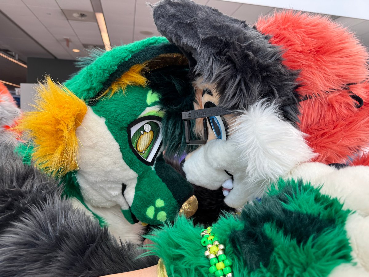 Soarin' π Anthrocon (@soarintf2) on Twitter photo What could these two intriguing creatures be talking about? π£οΈβ
#FursuitFriday
πΆ: <a href="/MakotoDoggy/">π³οΈββ§οΈ MakotoπππΎ</a>
π§΅: <a href="/StardustFoxArt/">Jack Stardust</a> (Soarin'), <a href="/_Neffertity_/">πΈNeffertityπΈ</a> (Makoto)
π·: <a href="/TheCamSoup/">CammyπΈ</a> What could these two intriguing creatures be talking about? π£οΈβ
#FursuitFriday
πΆ: <a href="/MakotoDoggy/">π³οΈββ§οΈ MakotoπππΎ</a>
π§΅: <a href="/StardustFoxArt/">Jack Stardust</a> (Soarin'), <a href="/_Neffertity_/">πΈNeffertityπΈ</a> (Makoto)
π·: <a href="/TheCamSoup/">CammyπΈ</a>