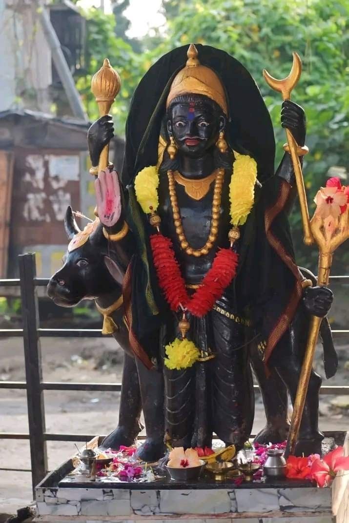 कर्म का फल न्याय से देने वाले हे शनि देव।
सच्चे भक्तों पर सदा बरसती हे उनकी कृपा।
जय शनि देव।।
