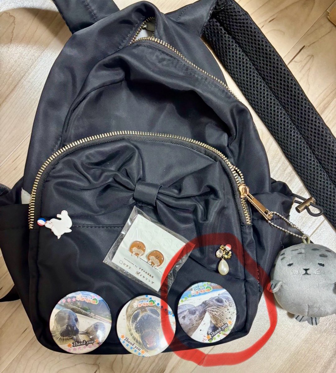 【拡散希望】
8月22日12時〜17時頃、市立しものせき水族館海響館で落とし物をしてしまいました。
■落とし物：缶バッチ(写真の赤丸をしているもの)
もし拾った方、または見かけた方がいらっしゃいましたら、ご連絡いただけると大変助かります。どうかご協力よろしくお願いします！
#拡散希望#落とし物