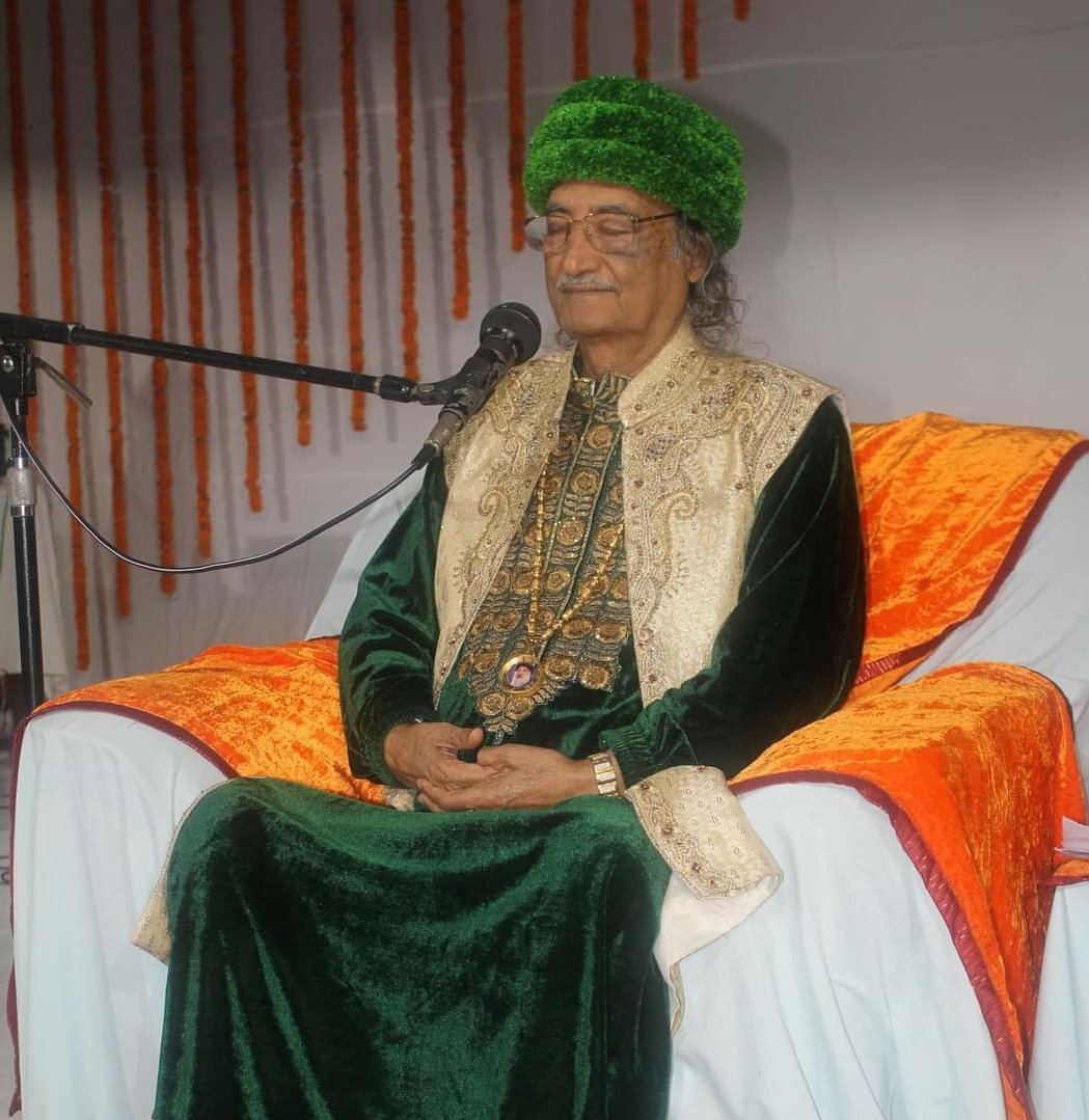 समर्थ गुरू गोरख गीता-पद:252

जो  काम  जीत लेता योगी,
वह युगों युगों तक जीता है;

कामना  पाल  रखी  जिसने,
हर पल वह मर कर जीता है!

बुद्धत्व  जिसे घट जाता है,
वह श्रेष्ठ अमरपद पाता है!

बुद्धत्वं     शरणं    गच्छामि,
भज गोरख शरणं गच्छामि!!

<a href="/SiddharthAulia/">Samarthguru Siddharth Aulia</a> 
🙏💚🙏