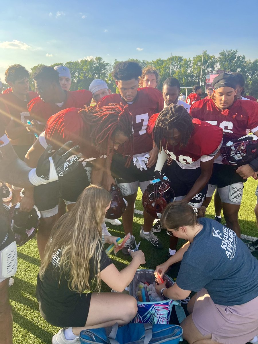 Meredith_Jones's tweet photo. Popsicle night with @Threshers_FB ! https://t.co/oLlv7IcuPD