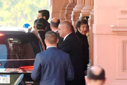MartnPeiretti1's tweet photo. 🟥⚠️❎ Javier Milei antes de ir a Rosario reunió a casi todos los Ministros en Casa Rosada y les dijo: "Si no logramos que la causa de las coimas pase a manos de la jueza Capuchetti, nuestro gobierno se cae", mientras lo decía, Milei transpiraba y temblaba. https://t.co/sQQoYtZICw