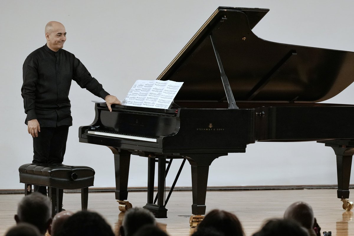 Una velada excepcional en la Sala Manuel M. Ponce con el pianista Rodolfo Ritter, Concertista de Bellas Artes, interpretando obras de Brahms, Debussy, Scriabin y Bartók.

#MúsicaINBAL #Piano #BellasArtes #RodolfoRitter #ConcertistasDeBellasArtes