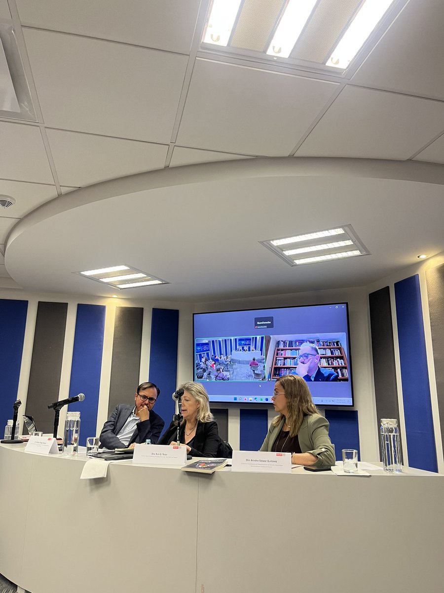 Excelente las participaciones de <a href="/rutiteitel/">Ruti Teitel</a> <a href="/JoseLCaballero/">José Luis Caballero Ochoa</a>,  Ricardo Ortega, y de los estudiantes de posgrados <a href="/ibero_derecho/">#IberoDerecho</a> <a href="/JuridicaIbero/">Jurídica Ibero</a>. Gracias por esta discusión de muy alto nivel sobre #JusticiaTransicional 🎉🙌✨️✍️📖