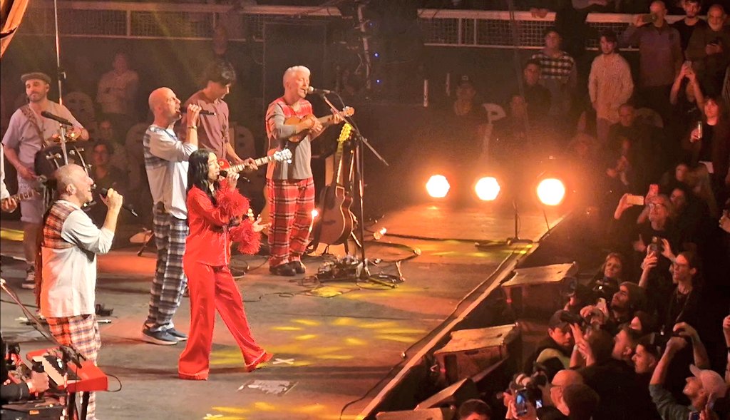 Lali en el recital de la Bersuit en Ferro, el viento trae una copla....