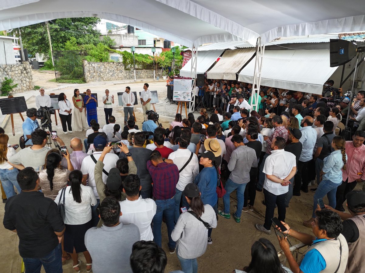 Olivia Salomón (@oliviasalomonv) on Twitter photo La Presidenta <a href="/Claudiashein/">Claudia Sheinbaum Pardo</a> dio arranque al programa Senderos de la Paz en Acapulco, con una inversión de 110 millones de pesos para rehabilitar más 20 km de calles y avenidas.
Un trabajo para la reconstrucción de la ciudad y para que, especialmente las mujeres, se sientan La Presidenta <a href="/Claudiashein/">Claudia Sheinbaum Pardo</a> dio arranque al programa Senderos de la Paz en Acapulco, con una inversión de 110 millones de pesos para rehabilitar más 20 km de calles y avenidas.
Un trabajo para la reconstrucción de la ciudad y para que, especialmente las mujeres, se sientan