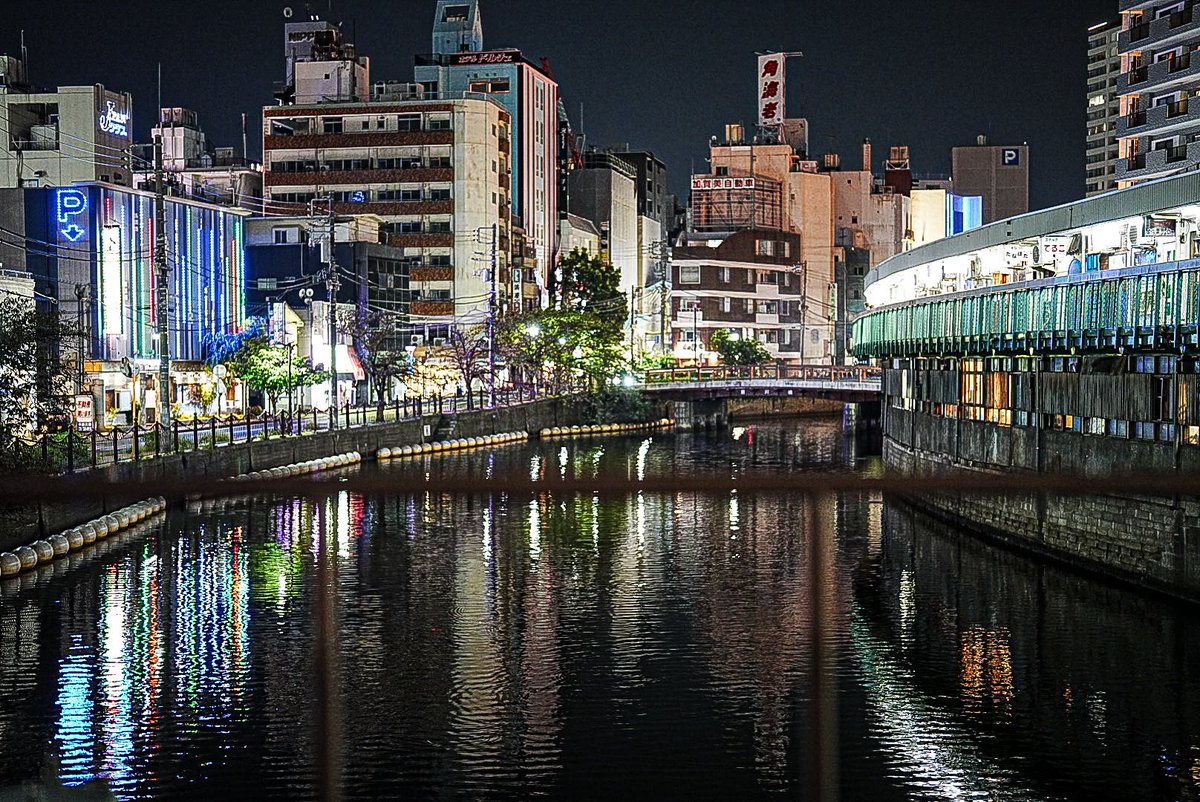 野毛。大岡川を挟んで、右に都橋商店街、左に福富町ソープ街。この寂しげな風景がたまらない。
昨夜は先週偶然バーで出逢ったスナック経営者の女性にご案内いただき夜の黄金町や特飲街跡地付近のバーへ。