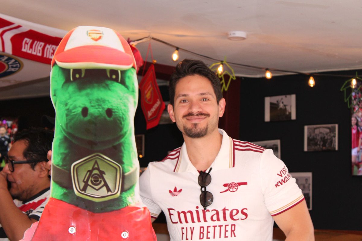 GoonersMexico's tweet photo. ¿Qué les pareció el nuevo jersey? A nuestros gooners les encantó y se pusieron de acuerdo para mostrar su elegancia en la primera reunión de la temporada. 

¡Joya de 3er uniforme!

#coyg #arsenal #afc #goonerettes #gunners #gooners https://t.co/MKddmVosc1