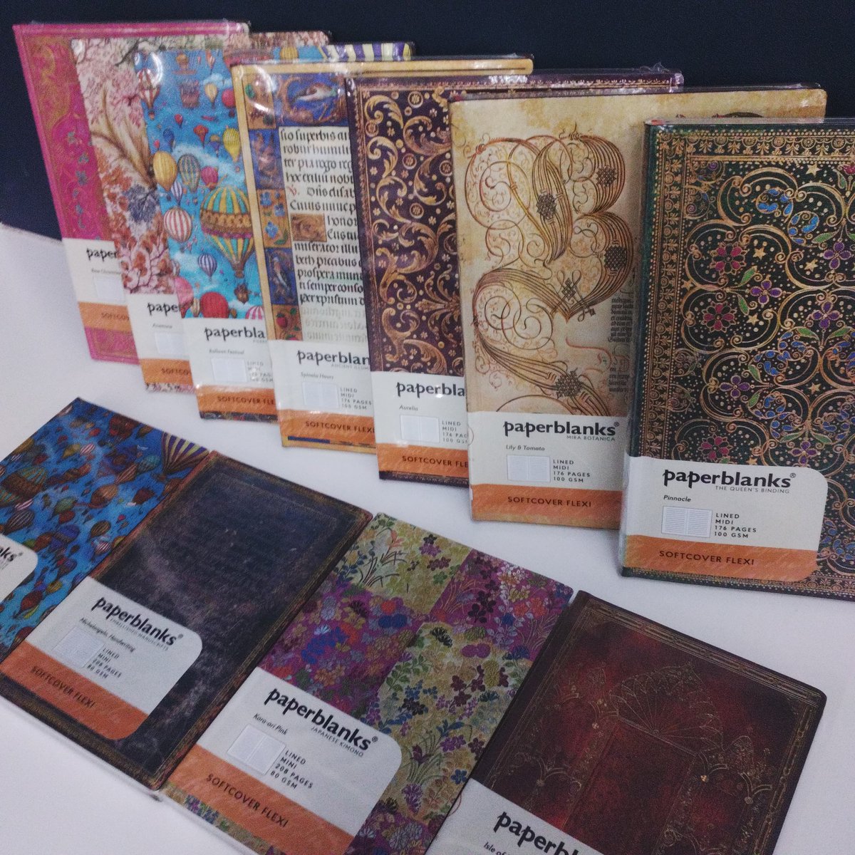 penterrace_iwd's tweet image. #ペーパーブランクス さんから
美しく個性的なソフトカバーノートブックが入荷しました❢
丁寧に製本された優雅なデザインのノートブックです♪
プレゼントにもオススメです♪
#notebook
#ペンテラス岩出店
instagram.com/p/DNrj94x5AgQ/…