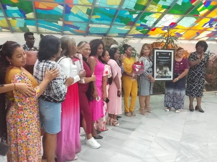 En #SantiagodeCuba, recibieron la Distinción 23 de Agosto, el Sello Conmemorativo 65 Aniv. FMC y el Reconocimiento "Con el Esfuerzo de Todos Venceremos" más de 60 federadas y colectivos de la provincia por su contribución al desarrollo económico-social y al adelanto de la mujer