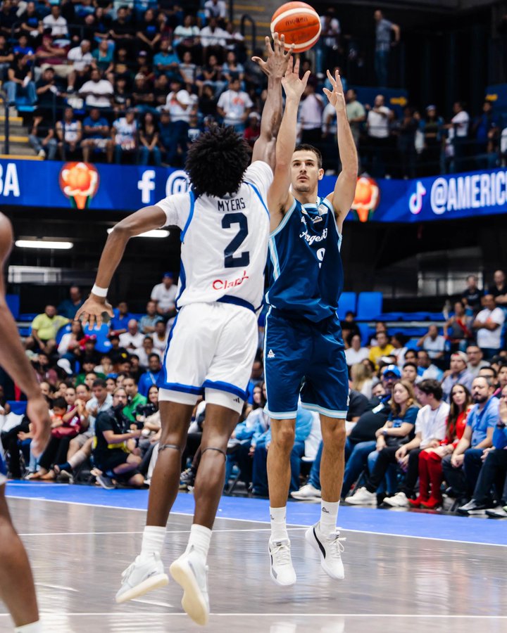 Ganó Argentina en el inicio de la AmeriCup: 94-70 a Nicaragua.
Hubo siete jugadores en doble dígito de anotación.
1⃣7⃣Nicolás Brussino📸
1⃣3⃣Francisco Cáffaro
1⃣3⃣Gonzalo Corbalán
1⃣1⃣Juani Marcos
1⃣1⃣José Vildoza
1⃣1⃣JP Vaulet
1⃣0⃣Juan Fernández