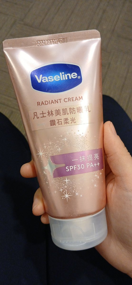 謝謝coser朋友推薦
超大罐可以當身體素顏霜的防曬乳

（昨天吃完消夜實在太晚加上要早起
直接蹭了女生房的地板睡覺😃）
