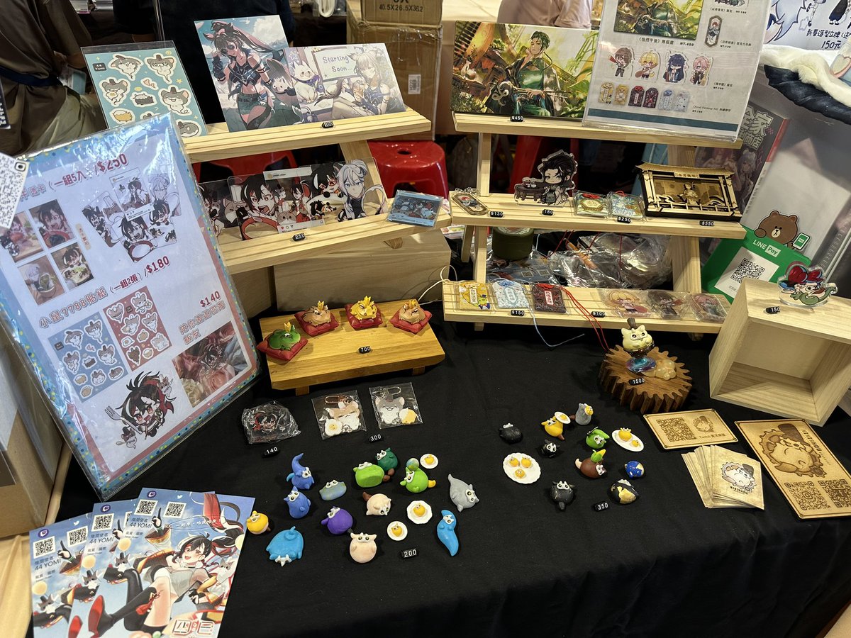 這兩天的FF大集合
剛剛才擺完差點忙到吐出來
新品是大家催促已久的飯友
和前三天趕出來的軟陶枕枕們
有另外帶了一些呱和飛行枕

本次合攤的朋朋有 <a href="/44yomi44/">四巳𝗬𝗼𝗺𝗶🏮台灣Vtuber</a> <a href="/MikiAoboshi/">Miki🦁🦅8/31起無限期長休</a> <a href="/Hifat2_tw/">小二Hifat2【ES_隆中閣】🎧Vtype二胡樂師🎵 古風合作👋各式連動邀約歡迎❤️</a> 
大家的東西都好可愛 歡迎來玩

#ff45 #台V