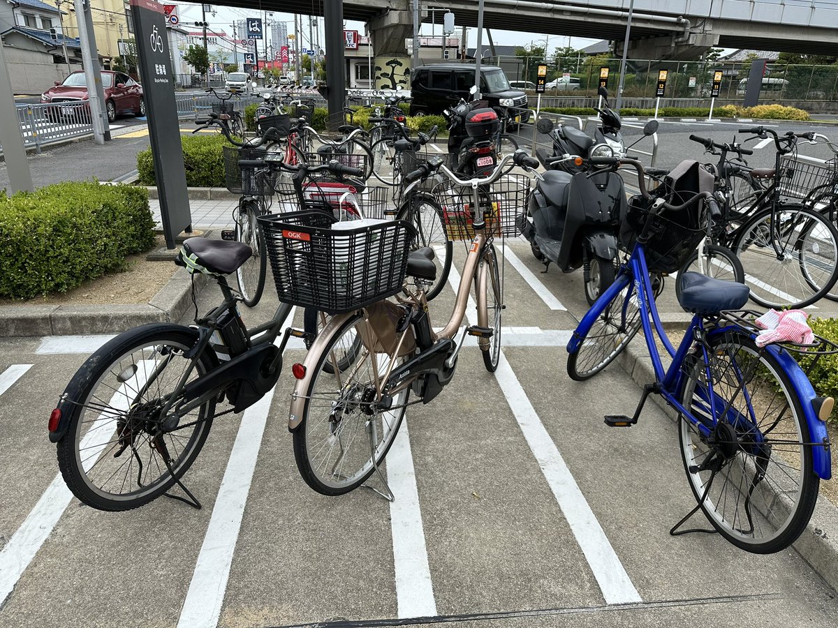 doshitenaze19's tweet photo. とあるマックの駐輪場この置き方をする神経がわかりません？ https://t.co/UrdADvCc5M