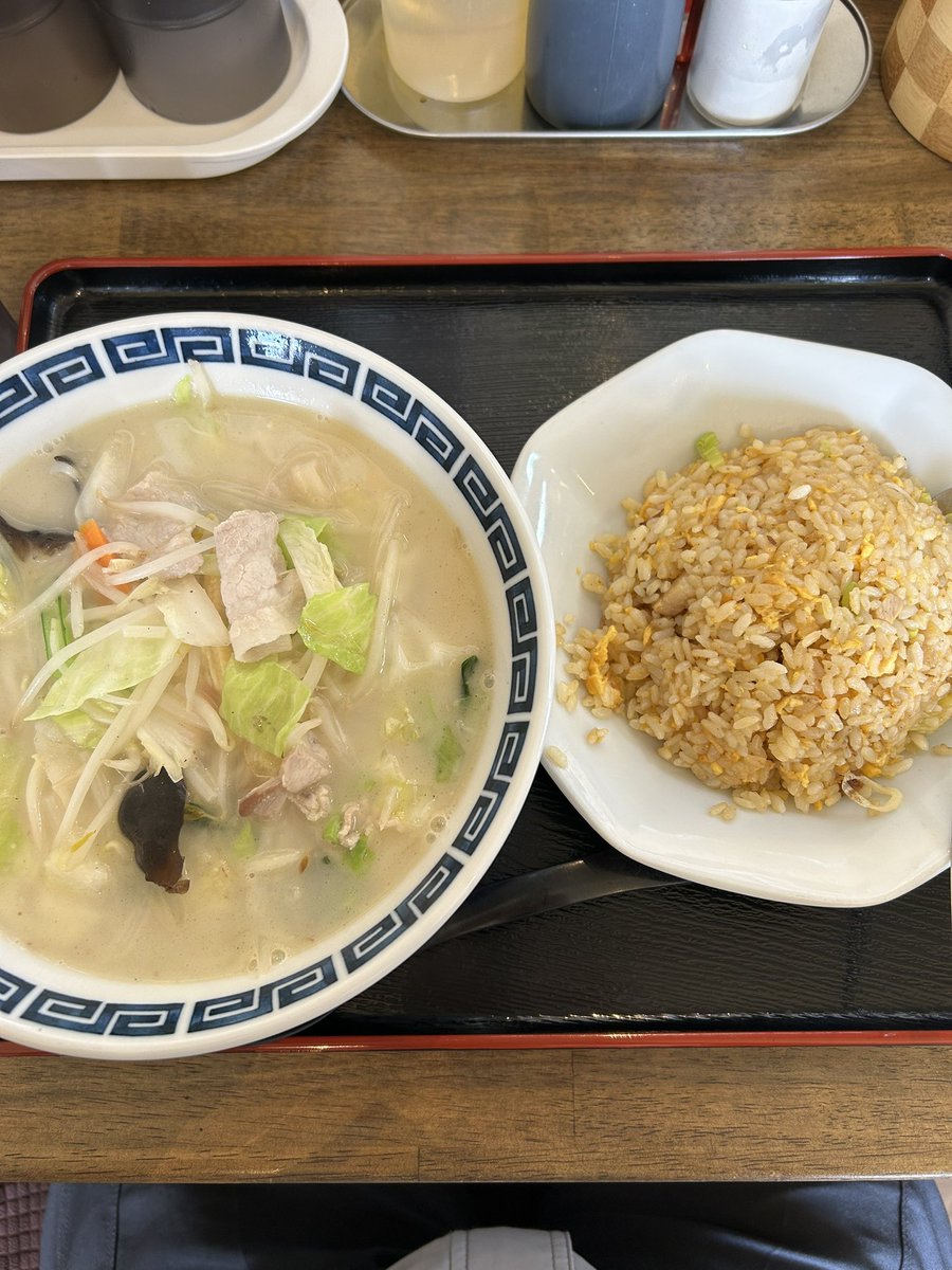 休日出勤のお昼は久々に【京華】さんになりました😊　野菜タンメン半チャーハン。
空腹に耐えきれず、今日は多めになってしまいました🤣🤣