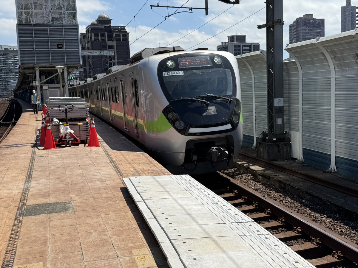 ShengChuanTso's tweet photo. 汐止駅ホーム無階段化工事中
駅員ありの場合は管制します
撮影スポットは多分一時消滅😢😢
#台湾 #鉄道 #スポット情報 #撮影地 https://t.co/mhJKxDVlx5