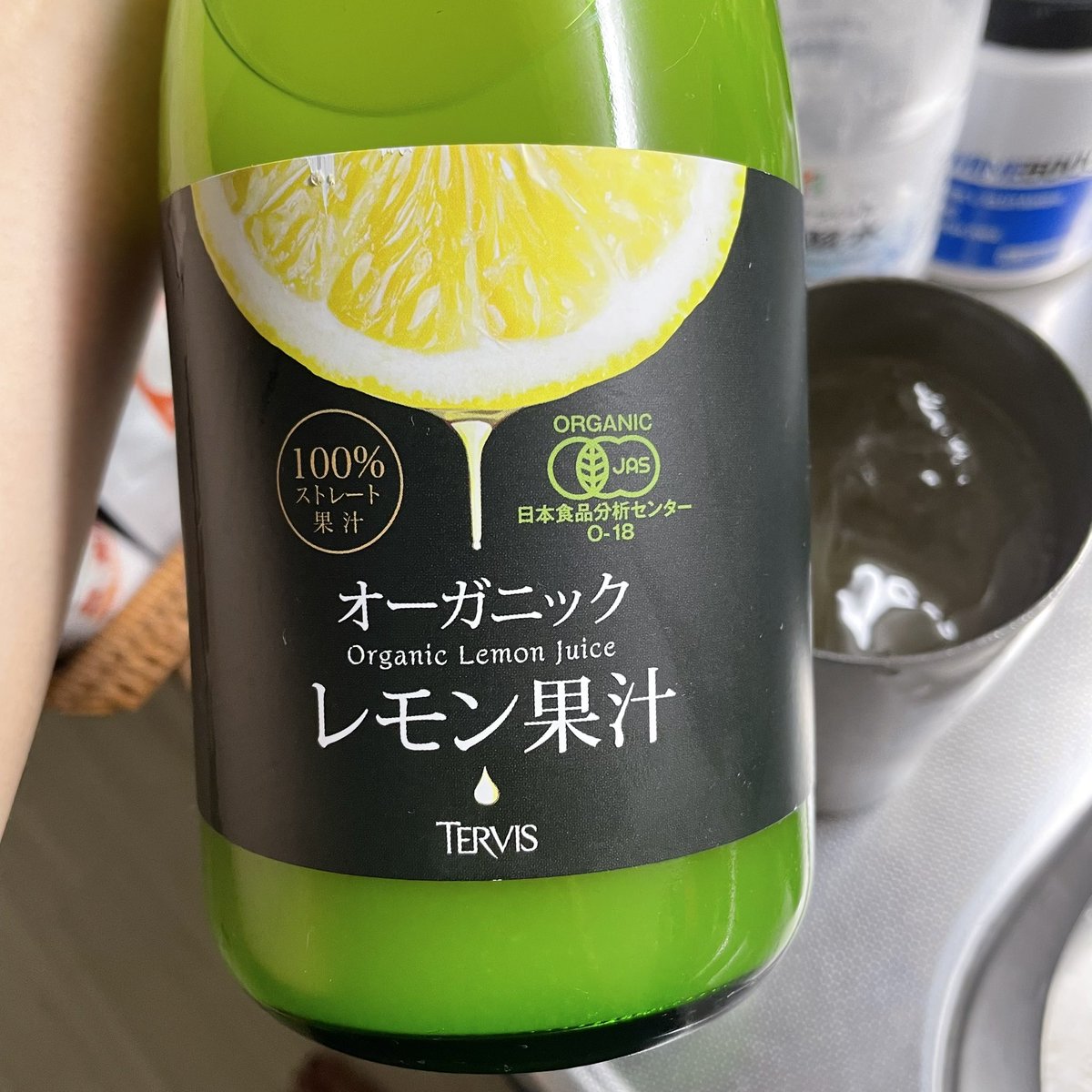 momomonena's tweet photo. 有機って美味いかも……分かってたけど……有機レモン果汁と普通のレモン果汁の味が違いすぎて……美味しい〜🍋 https://t.co/ezYe7aKMJX
