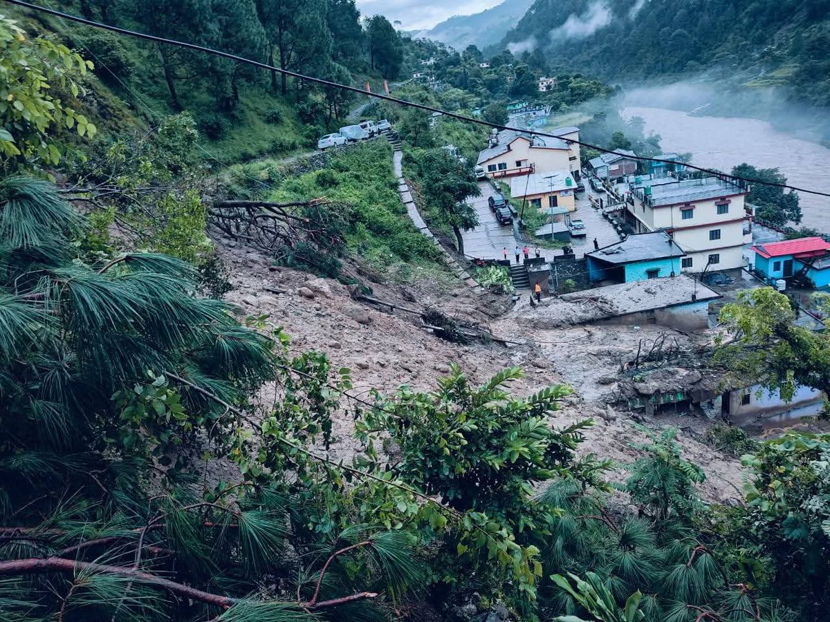 धराली से थराली पहाड़ में जीवन पर भारी पड़ता आपदा का कहर! 

थराली में फटा बादल,एक लड़की के मलबे में दबने की सूचना,एक व्यक्ति बताया जा रहा है लापता।

थराली (चमोली)- 23 अगस्त 2025

डी0सी0आर0 चमोली द्वारा अवगत कराया गया है कि थराली तहसील अन्तर्गत टूनरी गदेरा में बादल फटने की सूचना