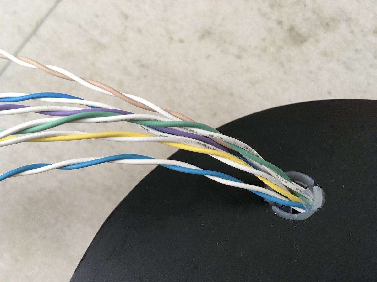 itx_tech_7's tweet image. ２本以上電線があると、耐ノイズ性はそんなに必要なくてもとりあえずツイストペアにしてしまう。
見栄えと取り回しは良くなる。
