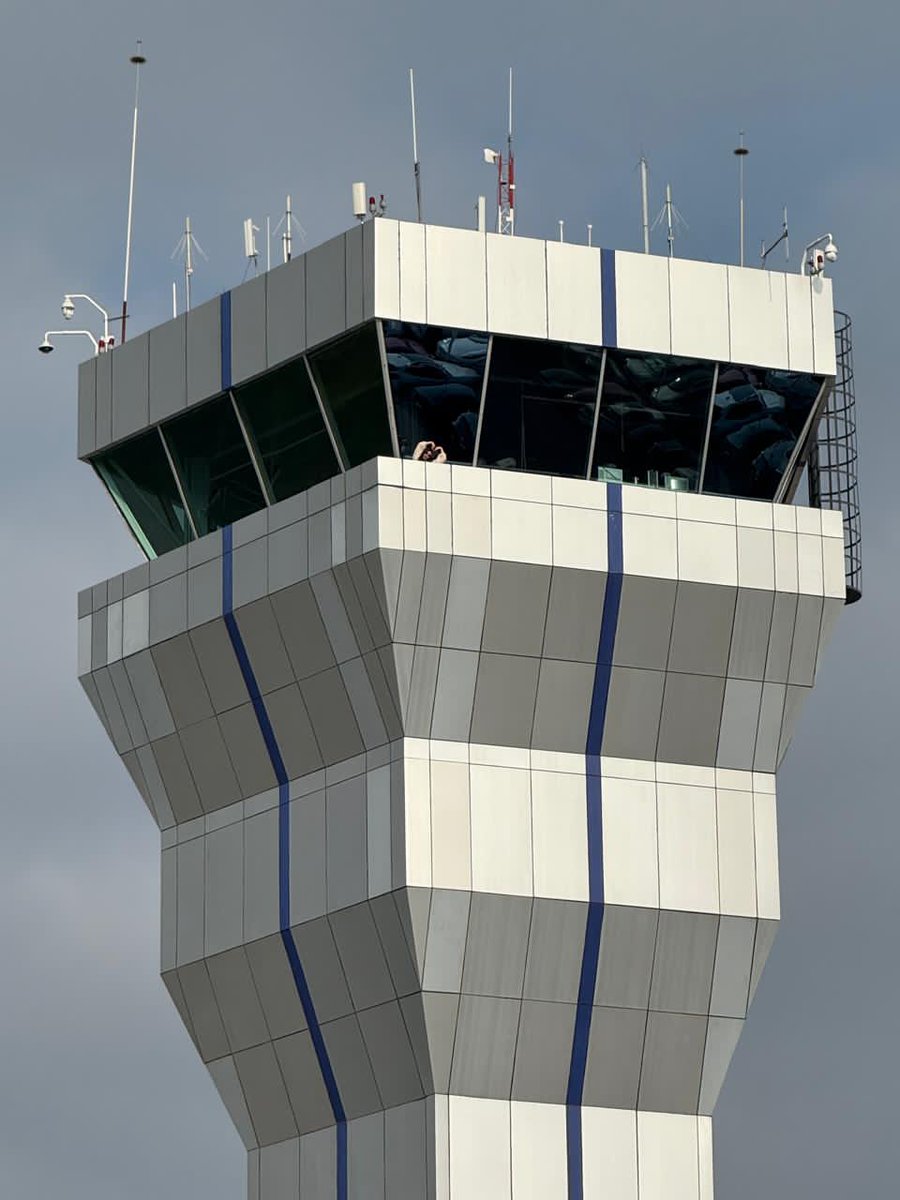 _andyreds's tweet image. Yo trabajo en la torre más chidita y nimodos 🌈🛬🛫🚁♥️