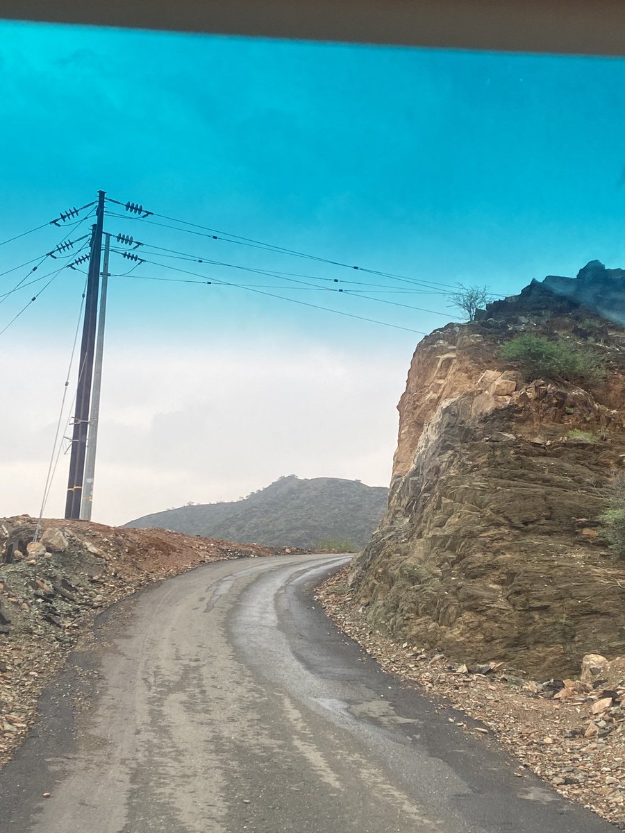 نتمنى من المسئول في الشركة السعودية للكهرباء بالمنطقة الجنوبية إزالة هذا الشدّاد لاحد الأعمدة التي أعاقت الطريق المؤدي إلى قرية حسوة ( عقدة ) لكي نتمكن من توسعة المكان للحفاظ على حياة سالكي الطريق رغم ان الفرع بالحبيل سبق ان حضر للموقع ولكن لم يتم معالجة ذلك حتى الان .