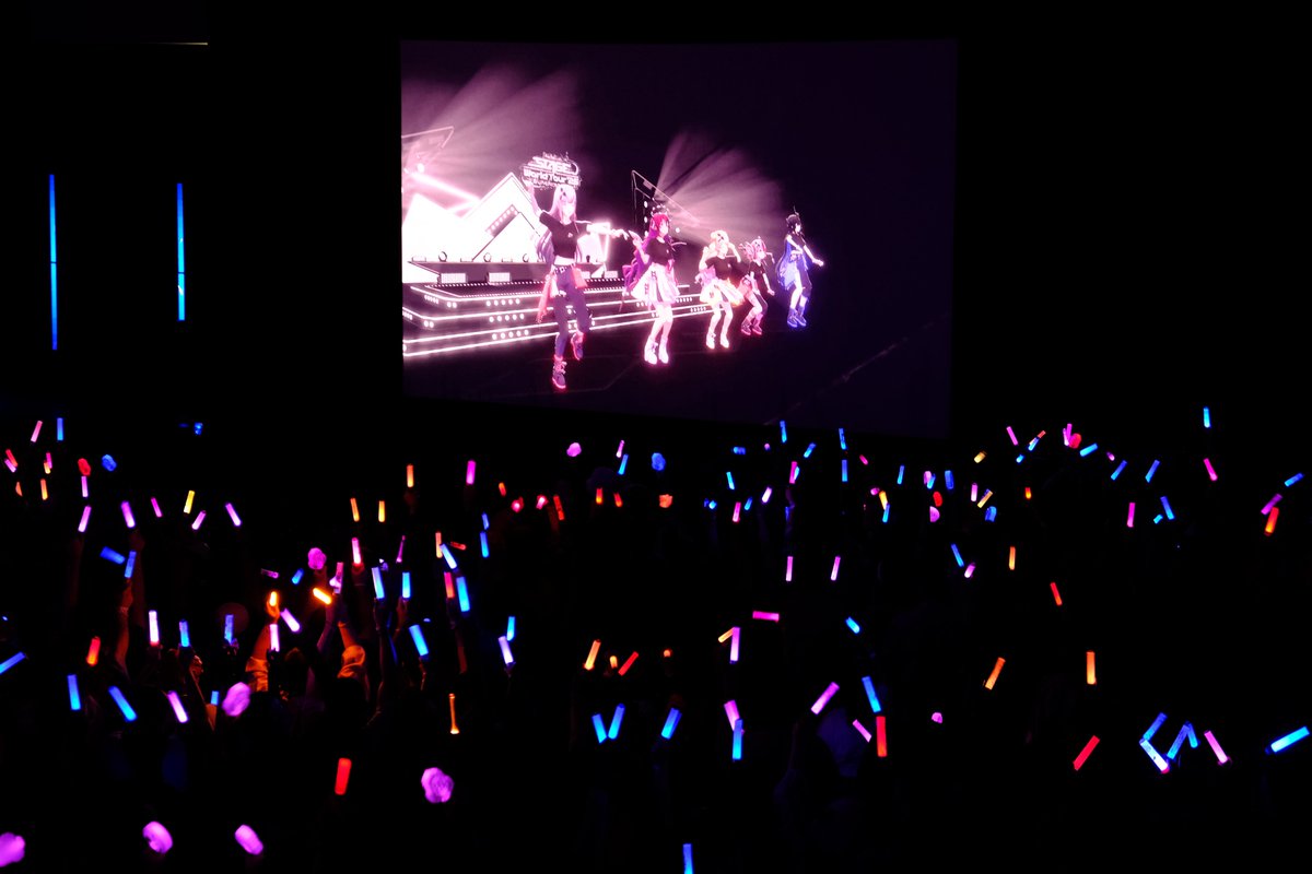 📢 hololive production @ Anime NYC 2025📢 
🌐 hololive STAGE '25 World Tour 🌐 

THANK YOU NYC!!! We heard your cheers and saw your penlights- you guys were SYNCED with us all night!! 💪

There's still a lot of fun to be had at Anime NYC with us, so don't be shy and come say hi